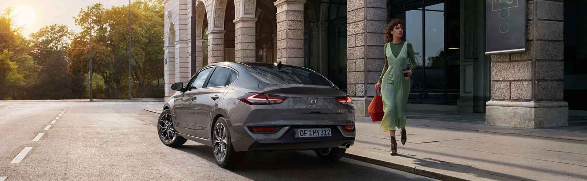 Hyundai-Abonnentin freut sich darüber mit Ihrem abonnierten Hyundai loszufahren